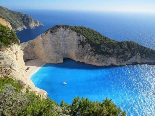 Paysage de mer et de montagnes sous le soleil